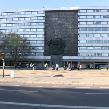 Die 15 Teilnehmer der Pro Chemnitz Demonstration vor dem Karl-Marx-Monument.