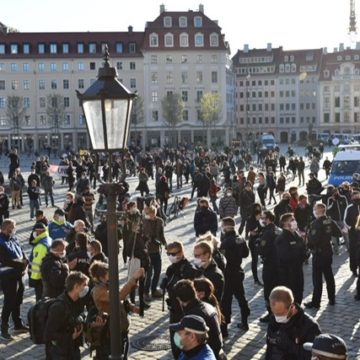 In Dresden demonstrierten vereinzelt Demonstranten auf dem Neumarkt.