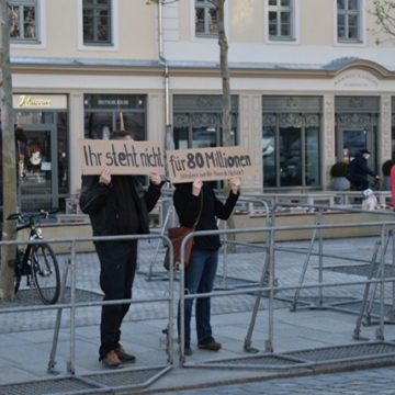Der Gegenprotest äußerte sich in Dresden mit Schildern.
