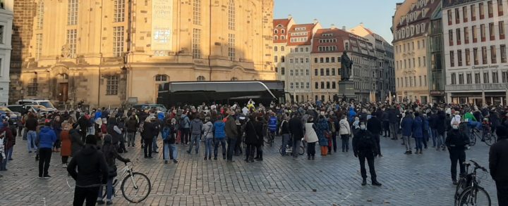Hunderte Menschen bei Querdenken-Infotour in Dresden
